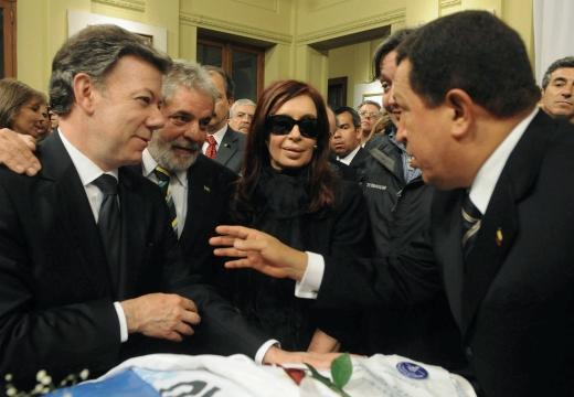 Llegan a Buenos Aires los Louboutin para funeral de Chávez G_viuda.jpg.520.360.thumb