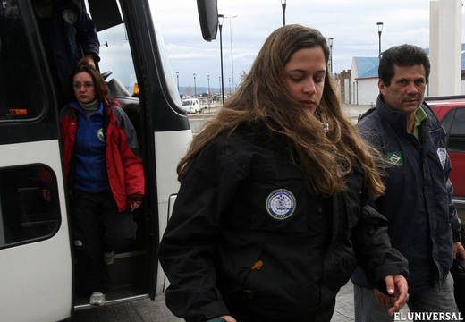 Medio brasileño dice que gobierno ocultó naufragio de barco con combustible en la Antártida Evacuados.jpg.520.360