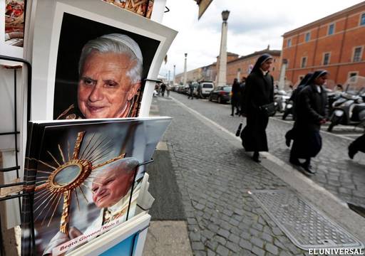 Nuevo Papa: Primera fumata negra en el Cónclave Tienda-de-recuerdos-cerca.jpg.520.360